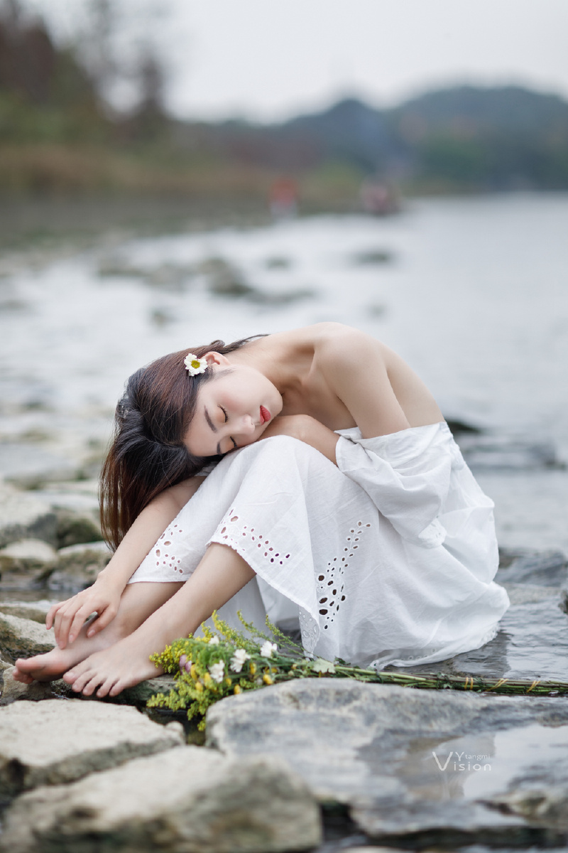 暖阳下树林里江水边有一个美丽的姑娘