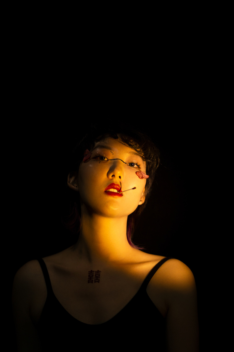 "我在唯一的光亮里等待着你的救赎" - 喵君君