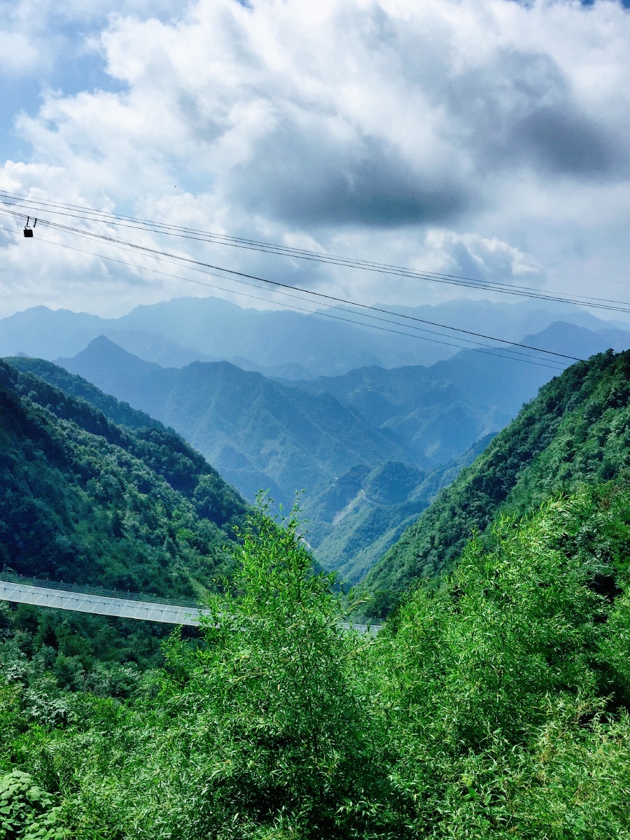 秦岭第一仙境-——眺望远山,可看到木桥横立在山中,奇境.