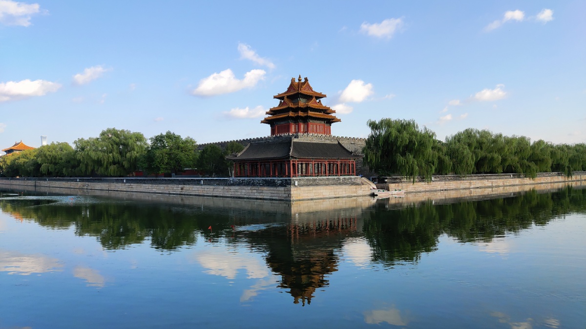 万里晴空下故宫一角美美哒