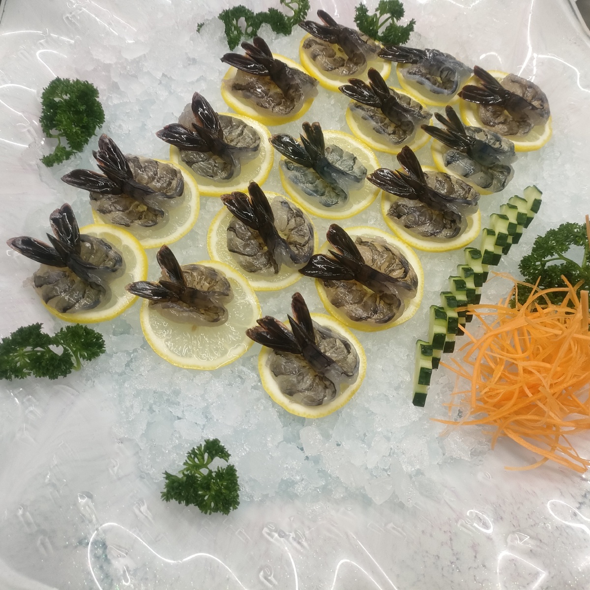 虾生活虾竹节虾当餐现杀配合蘸料生吃口感上佳