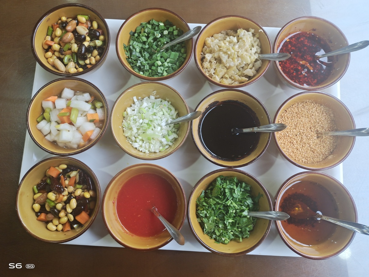 是榆林的一种粗粮细做的传统面食小吃. 抿节用的面是由豌豆和小麦