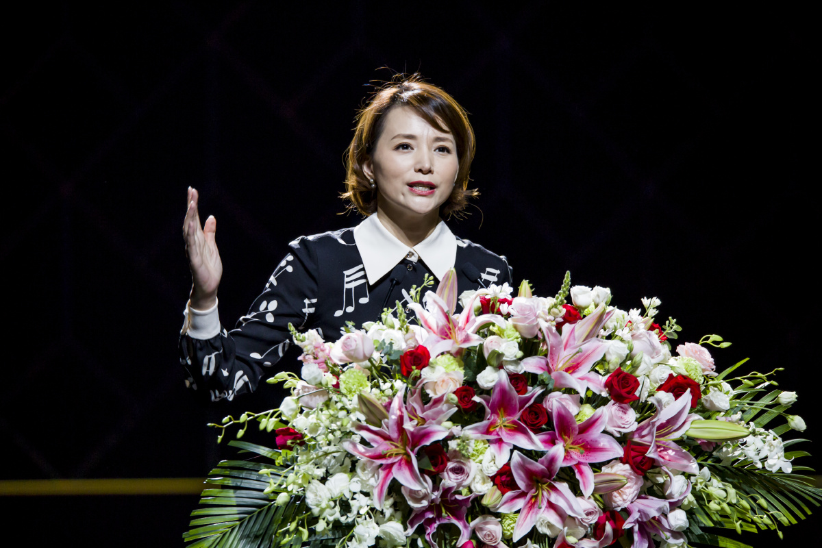 朗读者:董卿.给生命以敬畏,给文学以礼遇