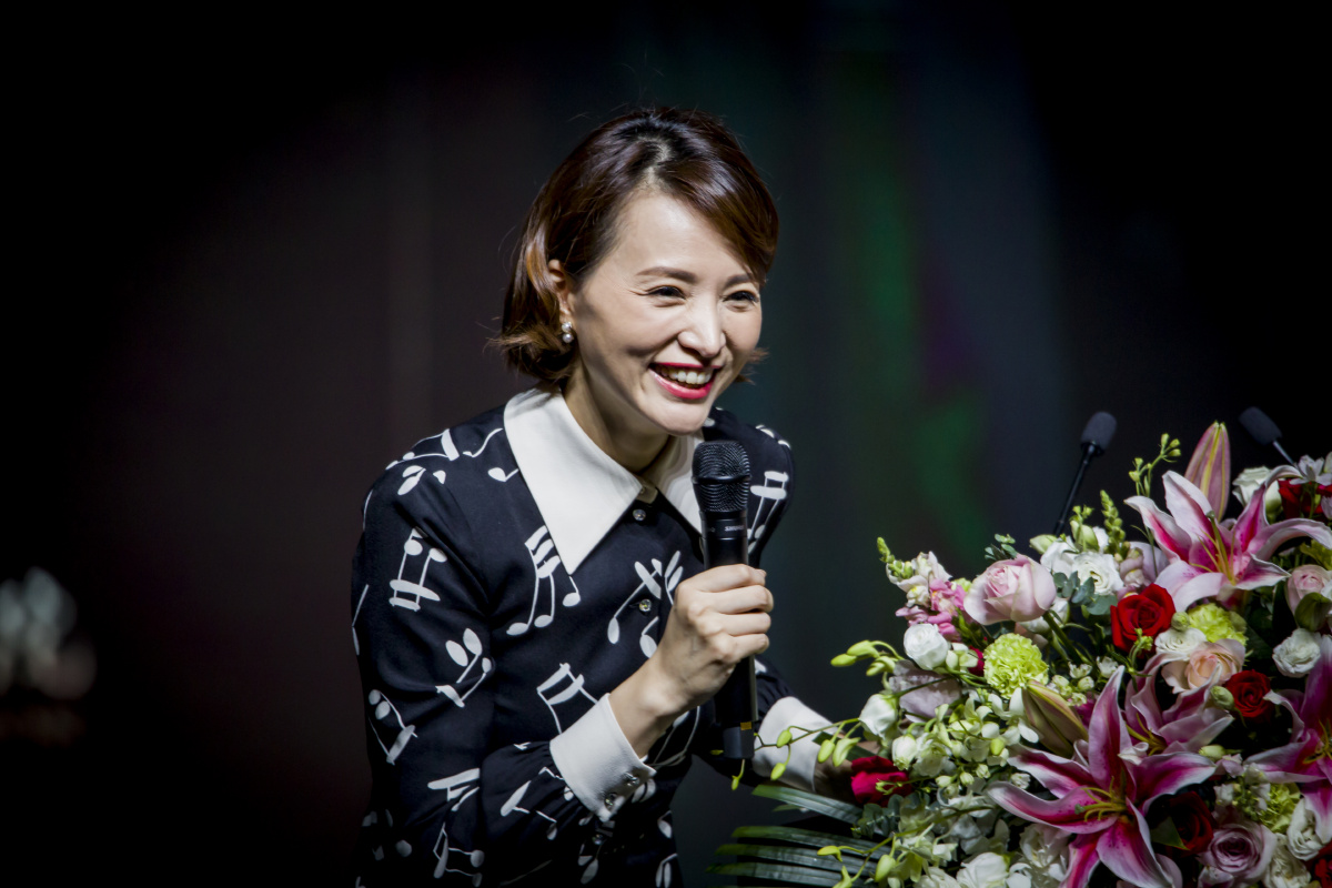 朗读者:董卿.给生命以敬畏,给文学以礼遇