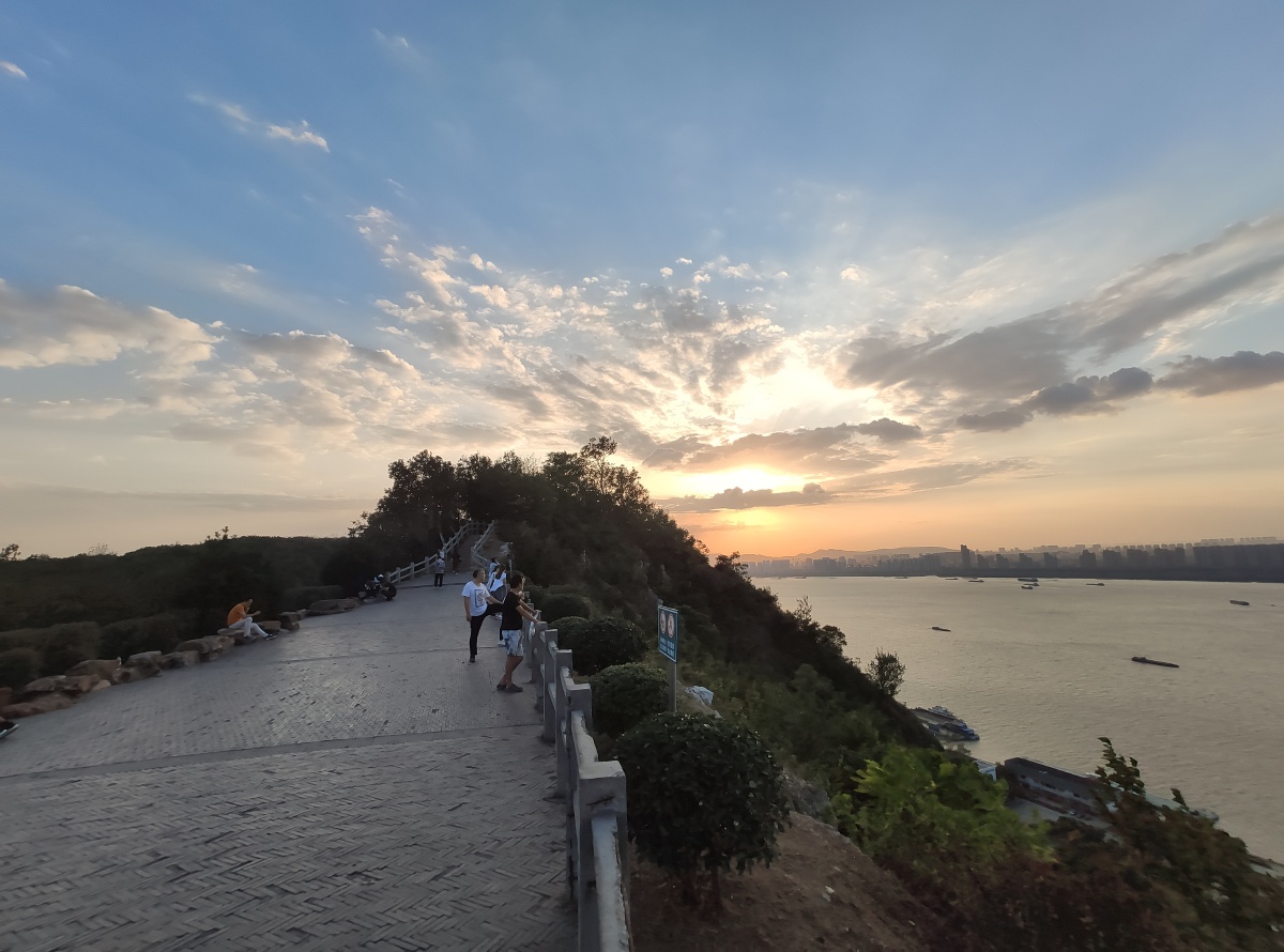 再补两张夕阳地点南京幕府山观景平台