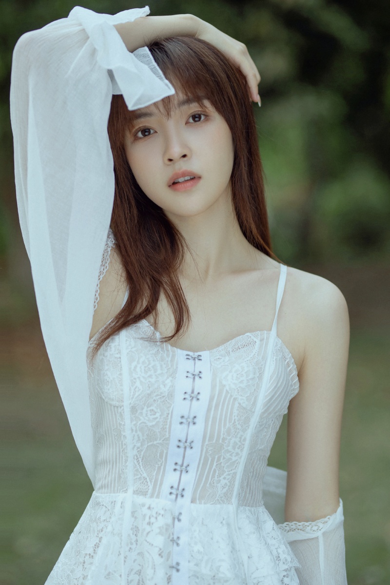 写真分享少女小清新绿茵少女没有过多的文字表达模特的神态会告诉你