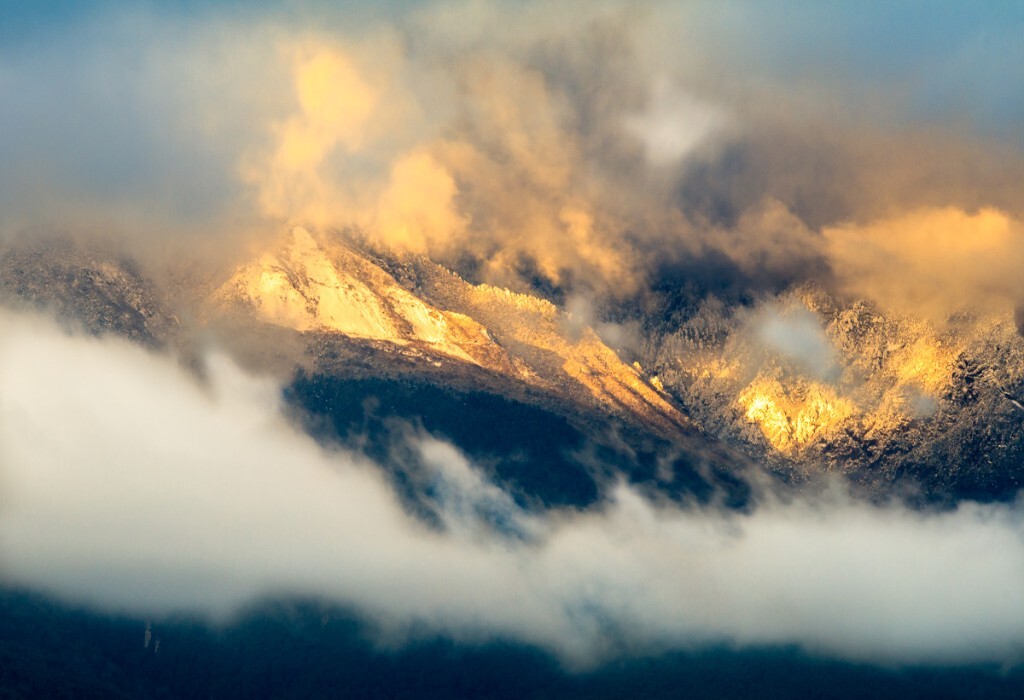 云南大理苍山，日照金顶