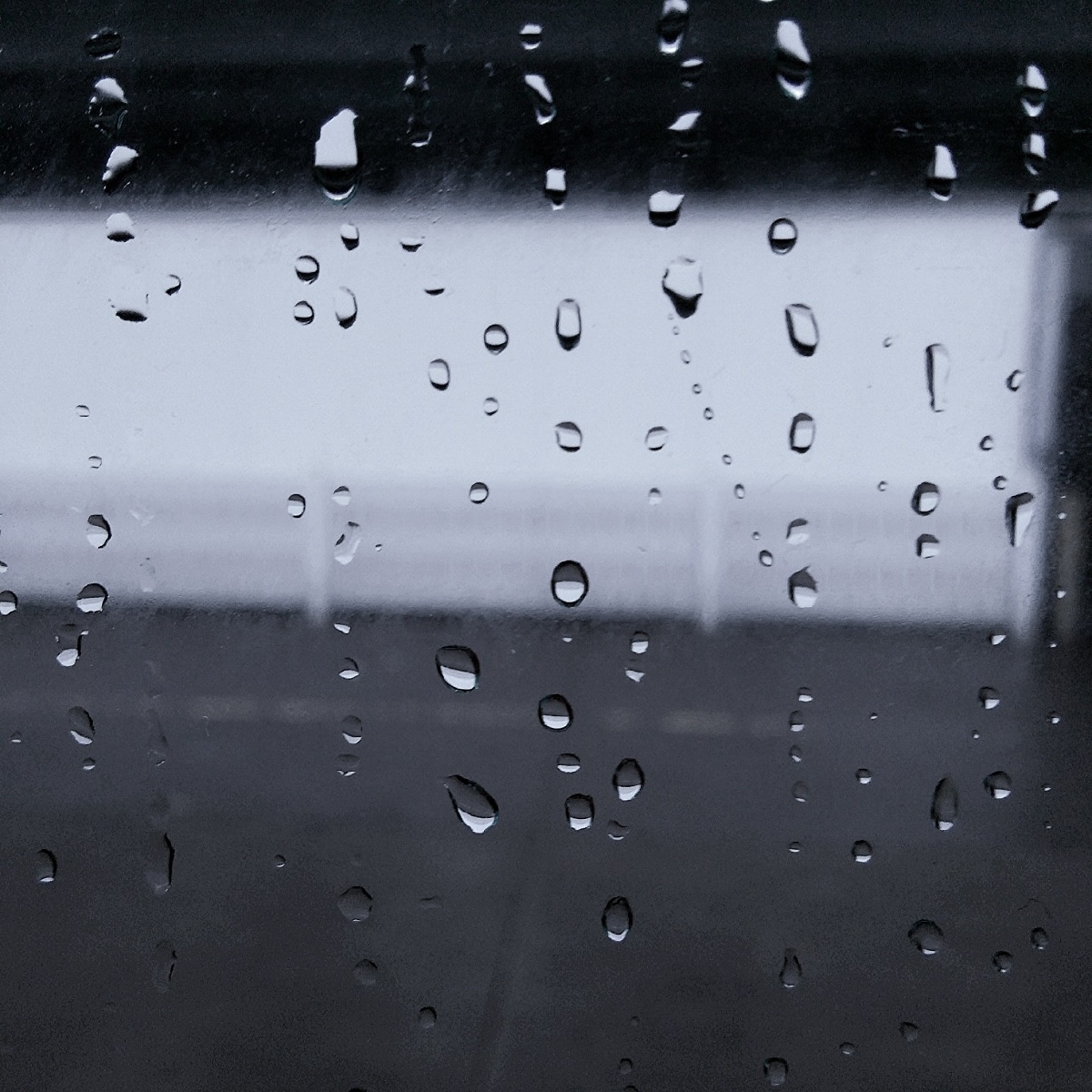 雨滴落在窗户上面有一种压抑的心情