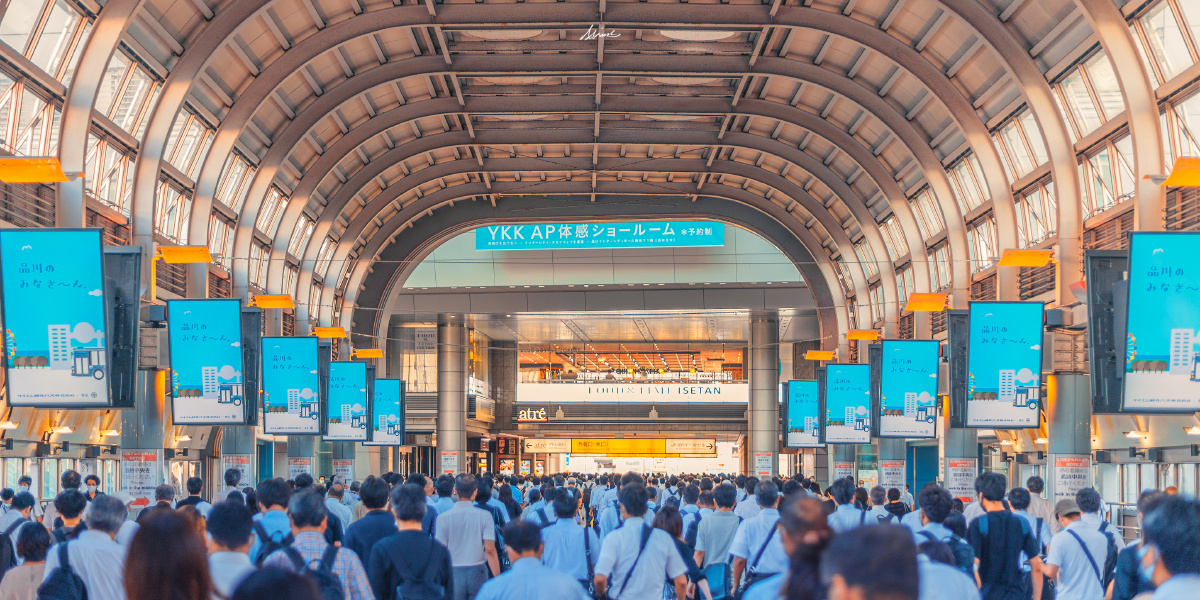 早高峰的品川站安静且压抑