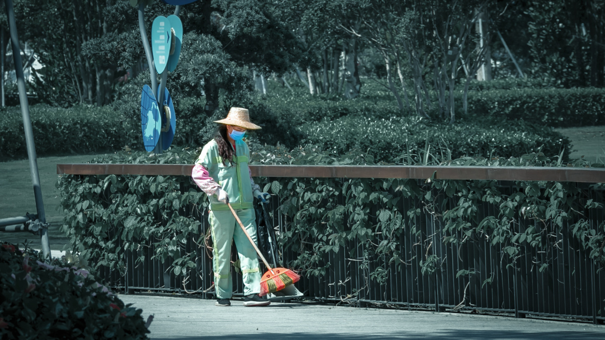 疫情期间,环卫工人戴着口罩为城市的环境守护着!