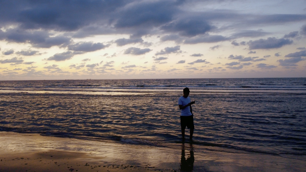 总是喜欢站在海边远望因为每一次向着那遥远的远方眺望都会让那遥不可