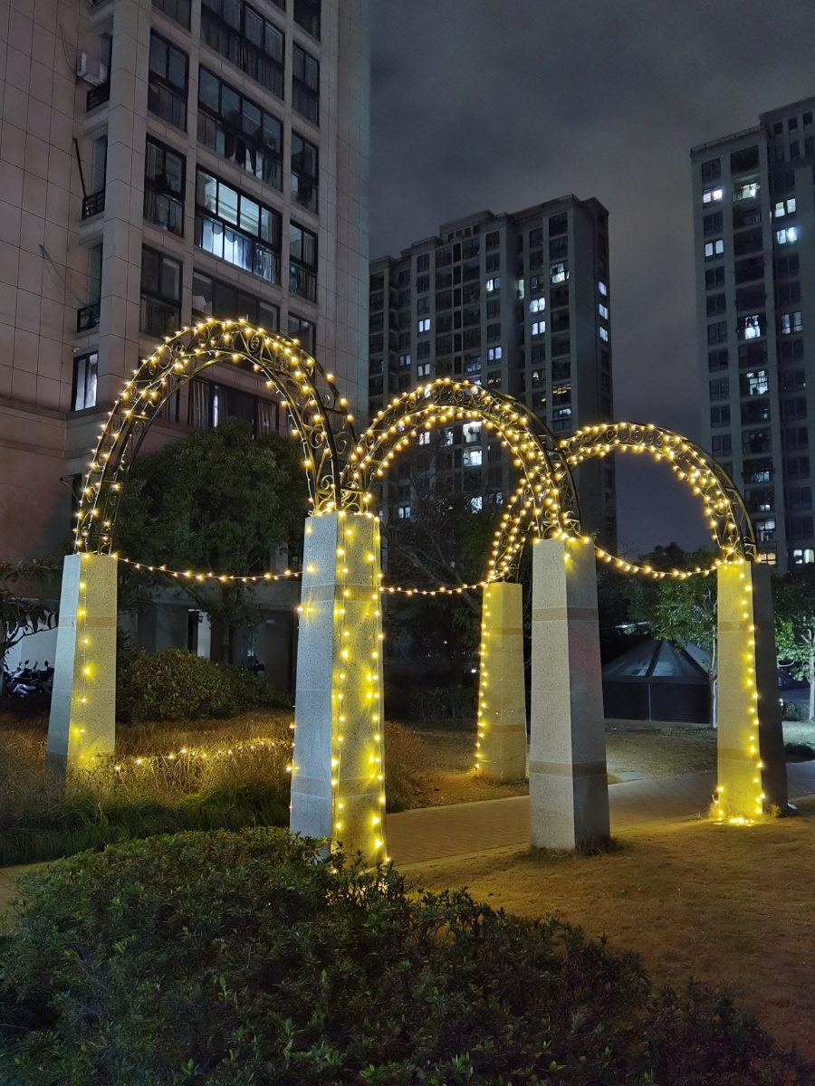 春节快到了小区里开始装扮一闪一闪亮晶晶