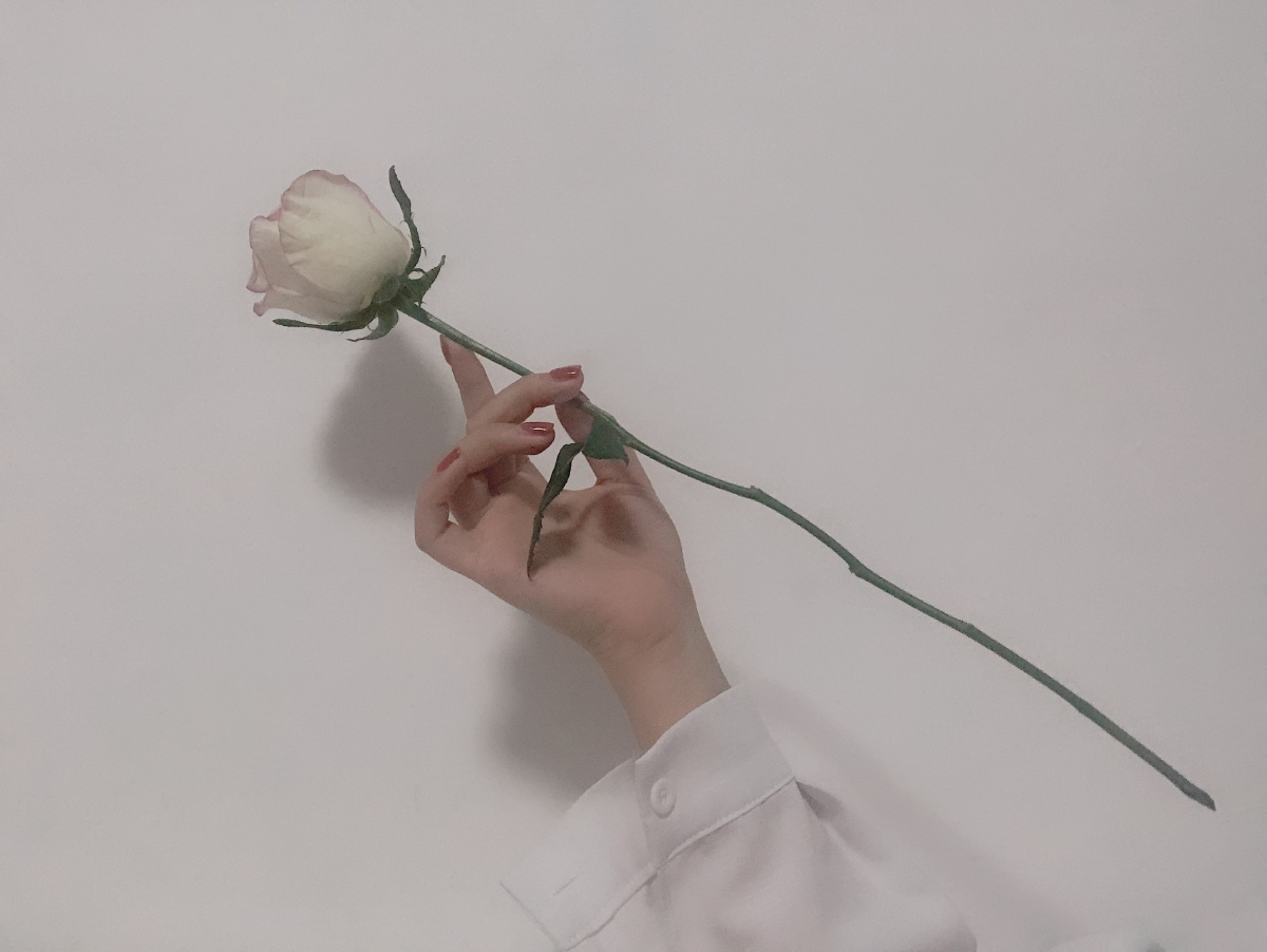 大胖手娇柔造作的姿势尽力衬托小花花