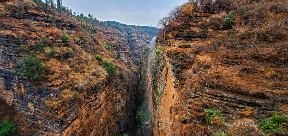 云南楚雄武定己衣大裂谷地球上一道美丽的伤痕虽然旅途坎坷但是风光昳
