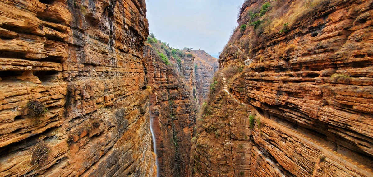云南楚雄武定己衣大裂谷地球上一道美丽的伤痕虽然旅途坎坷但是风光昳