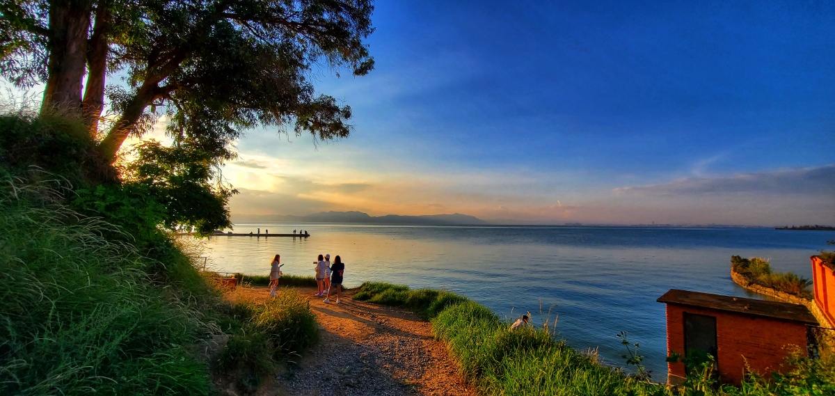 昆明呈贡海晏村这里是滇池边的一个古老小渔村落日很美带上心爱的她来