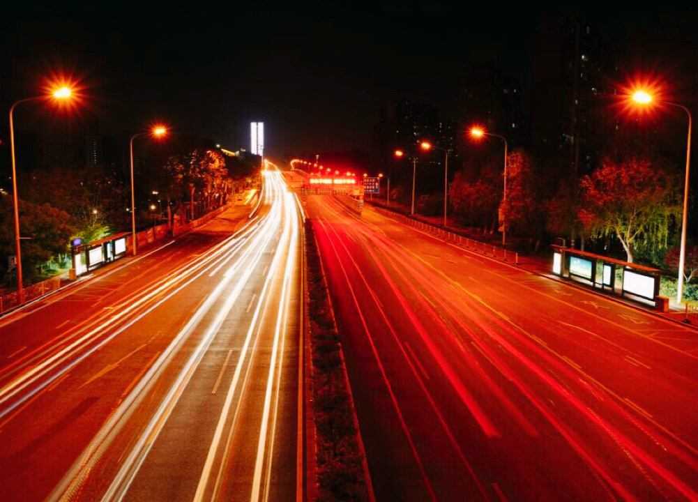 夜晚9点人行天桥拍摄