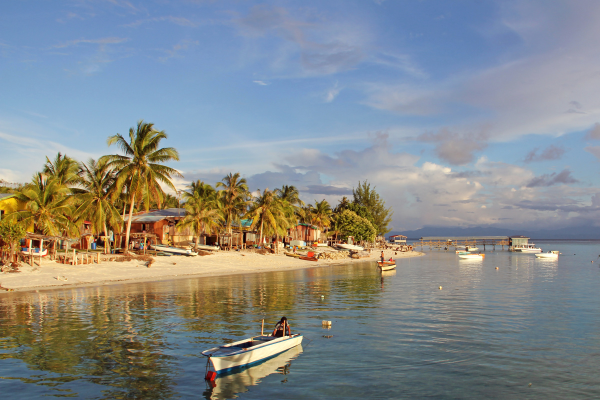马来西亚美人鱼岛沙滩海水黄昏