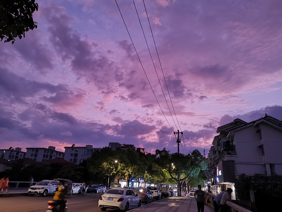 傍晚瞥见的紫色天空