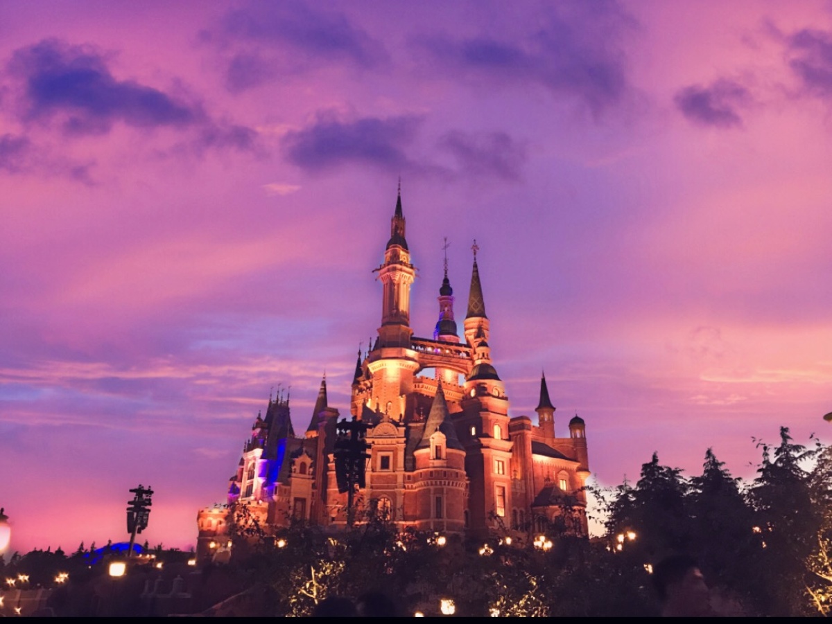 半晚的迪士尼城堡天空调整个颜色真的好美
