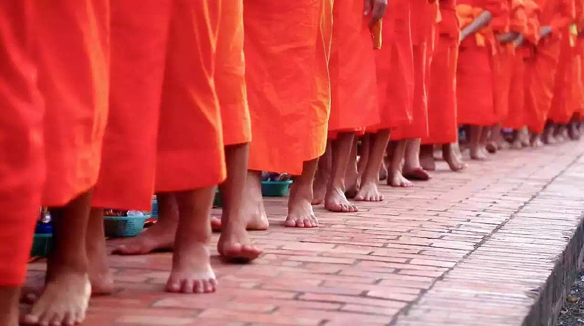 老挝琅勃拉邦清晨的布施