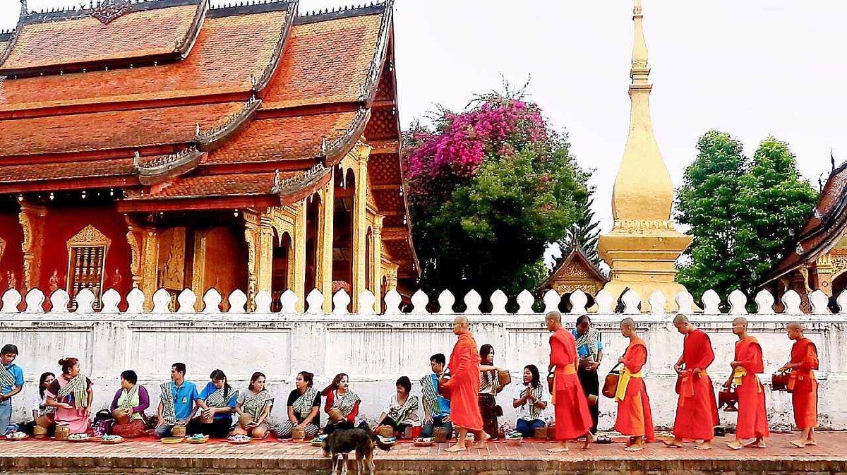 老挝琅勃拉邦清晨的布施
