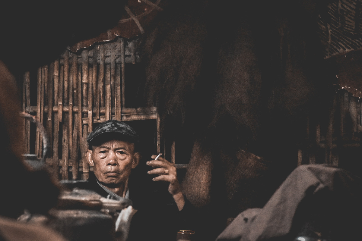 一壶清茶坐看日出日落在茶馆抽烟的老人