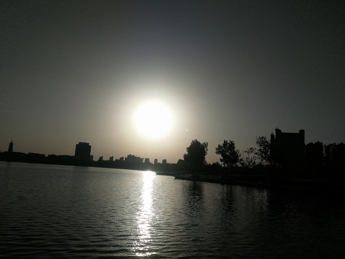 阳光是最伟大的魔术师幻化出奇幻的状态中午下午傍晚的阳光