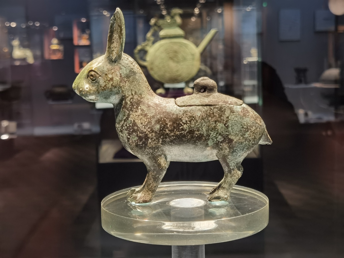 这是西周时期的国宝立兔形尊非常精美形象