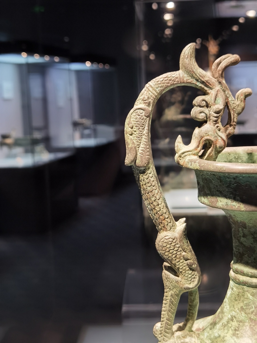 国宝双龙耳盘口壶这是唐代的青铜器