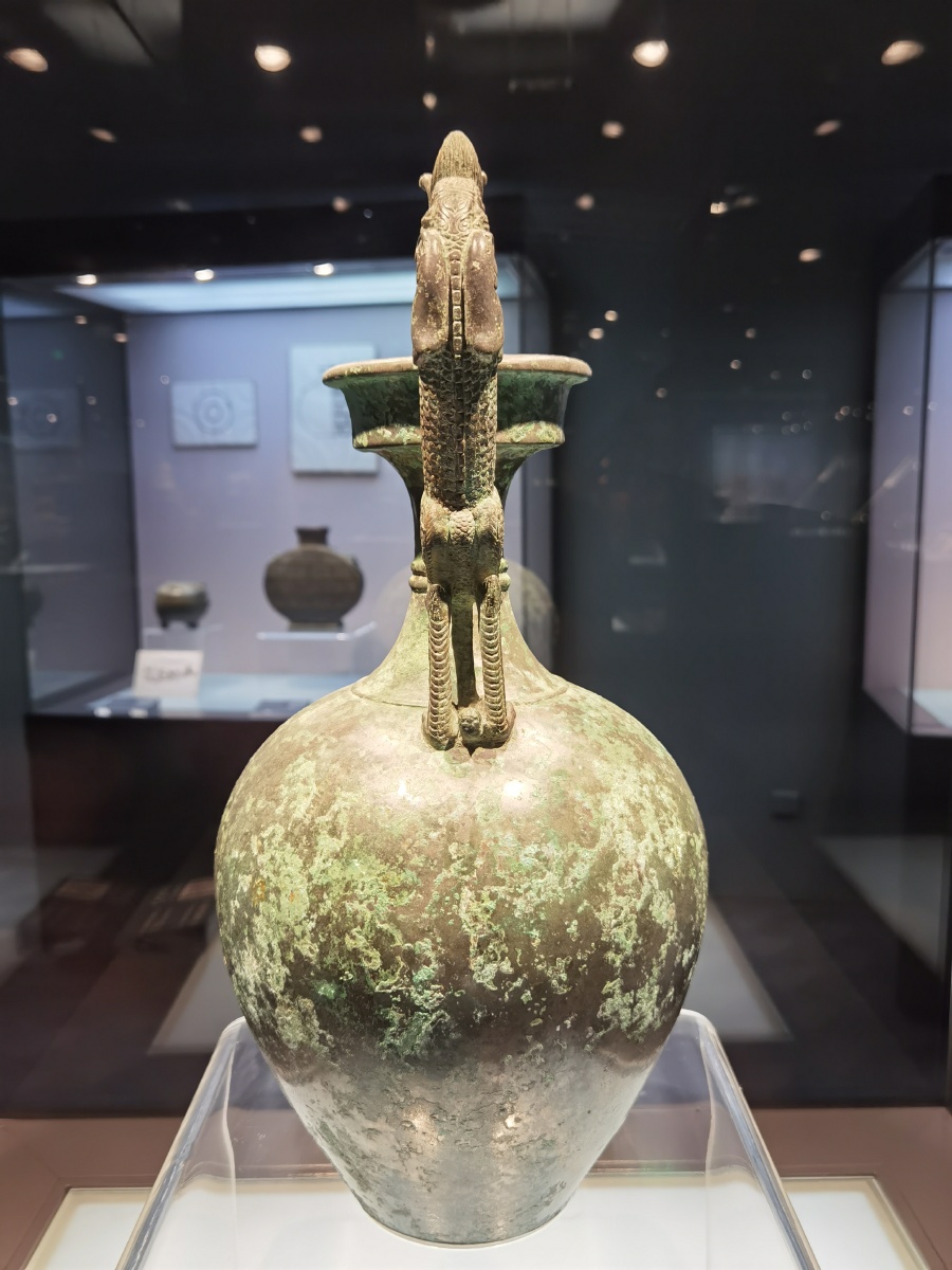 国宝双龙耳盘口壶这是唐代的青铜器