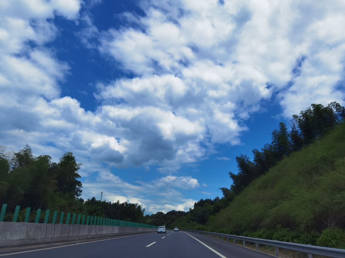 在路上高速公路蓝天白云