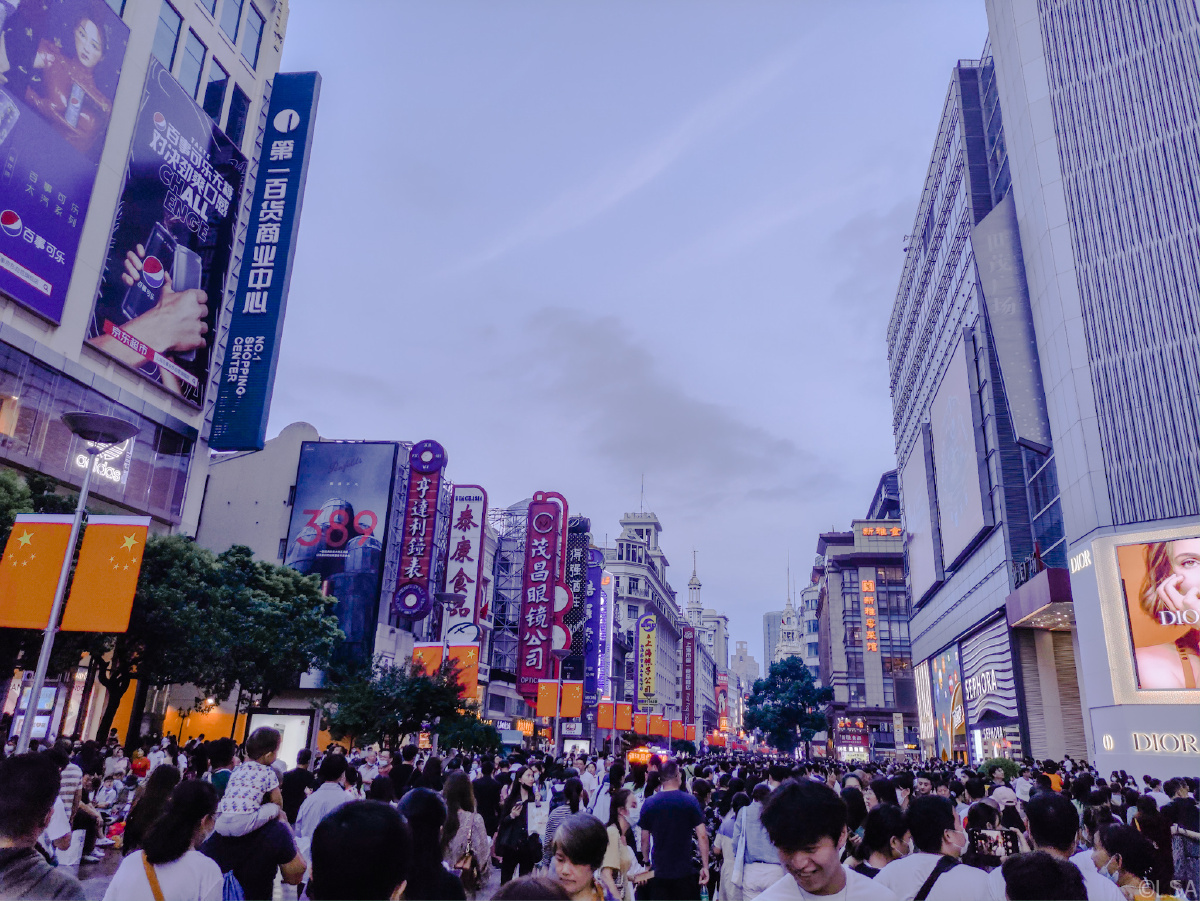 人山人海特别拥挤的上海南京路