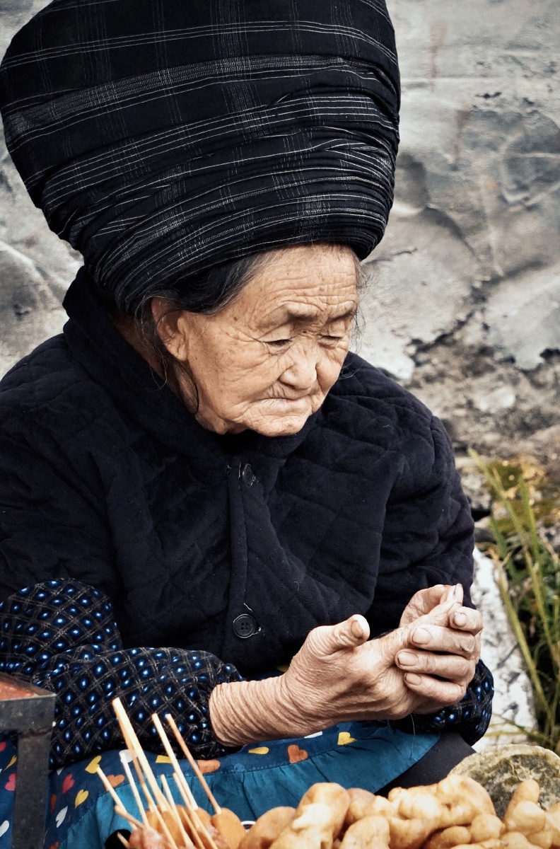 炸油粑粑的苗家阿婆