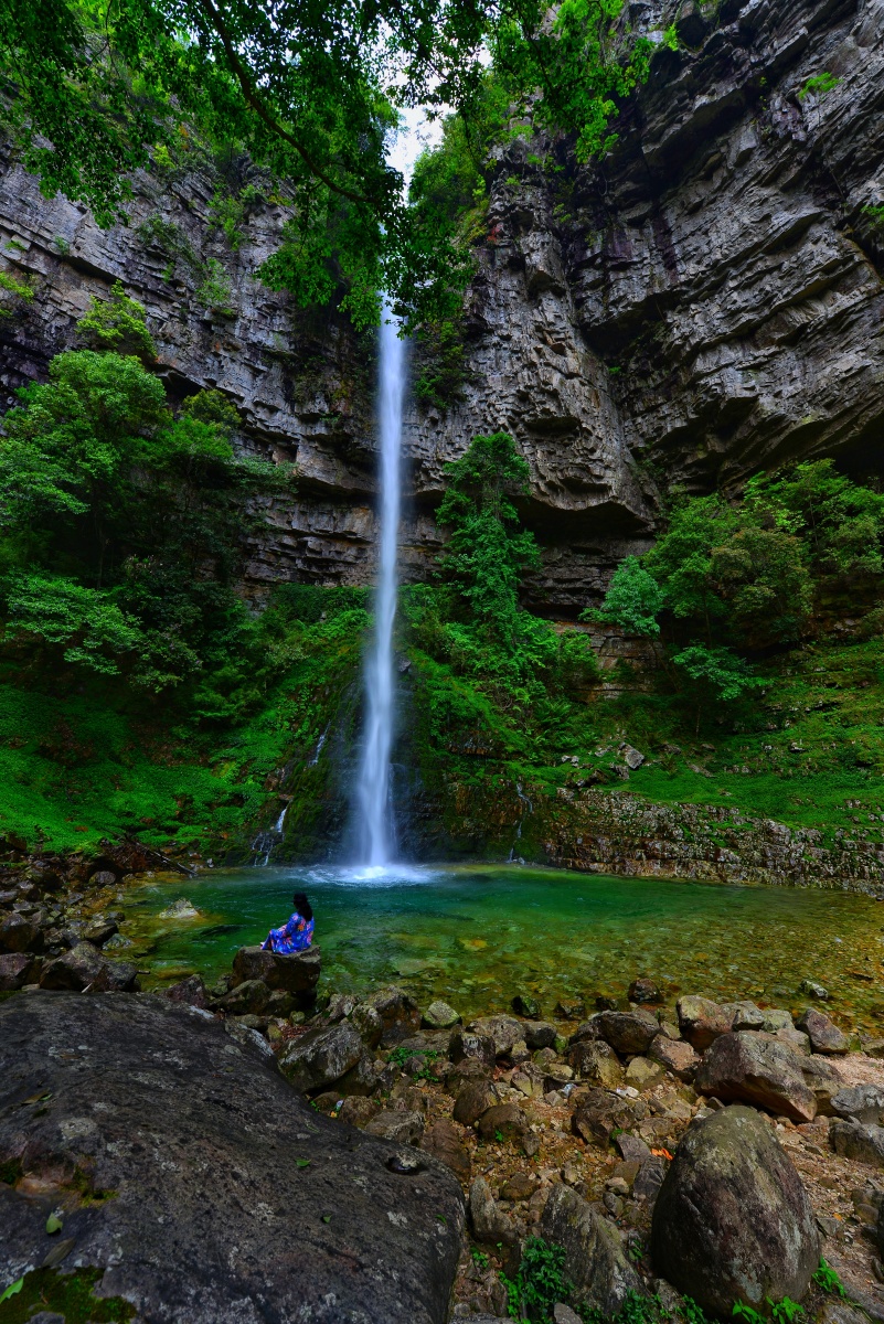 贵州夹缝岩山势险峻浑天而成