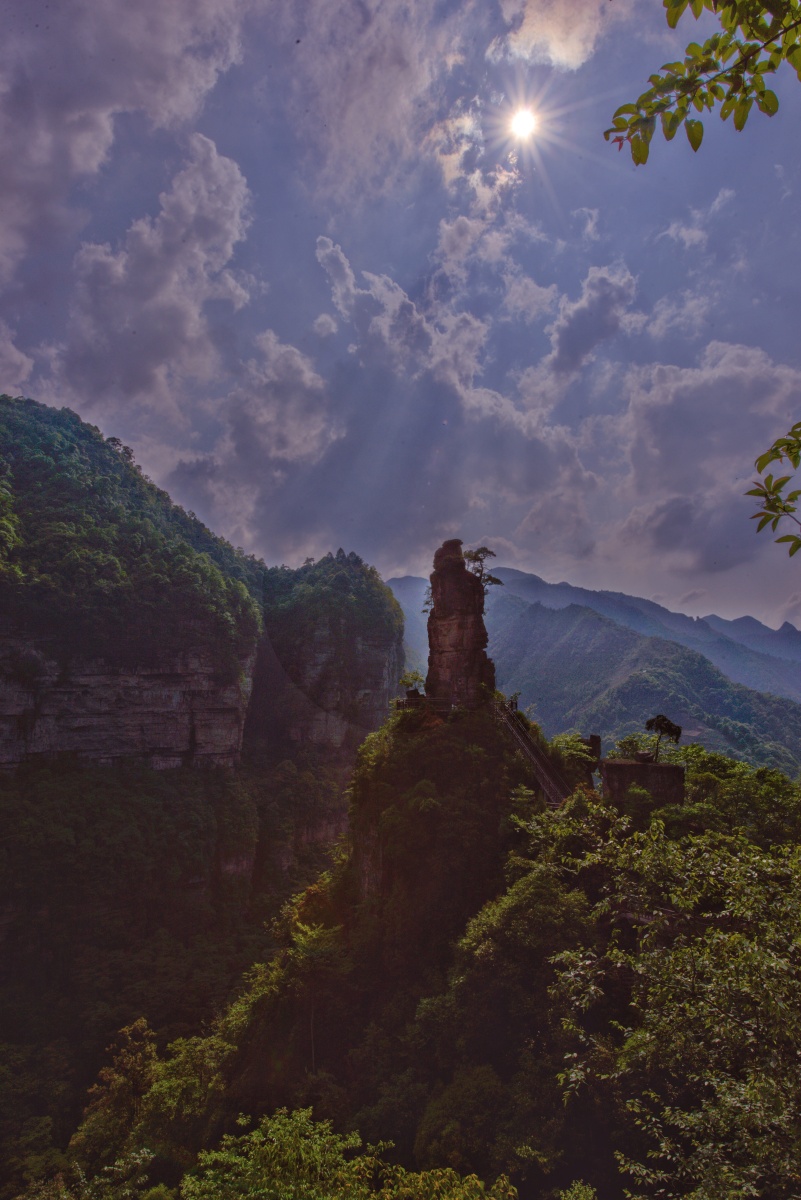 贵州夹缝岩山势险峻浑天而成
