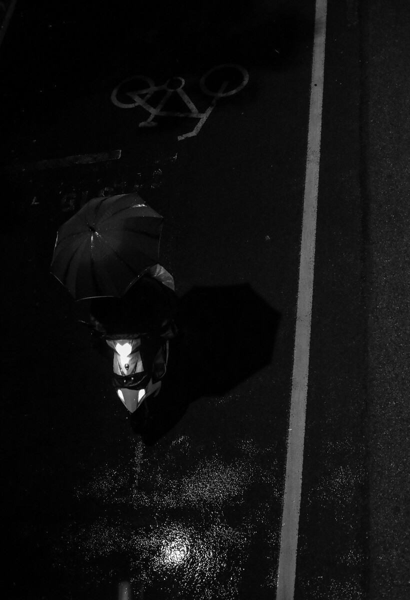 在雨中?