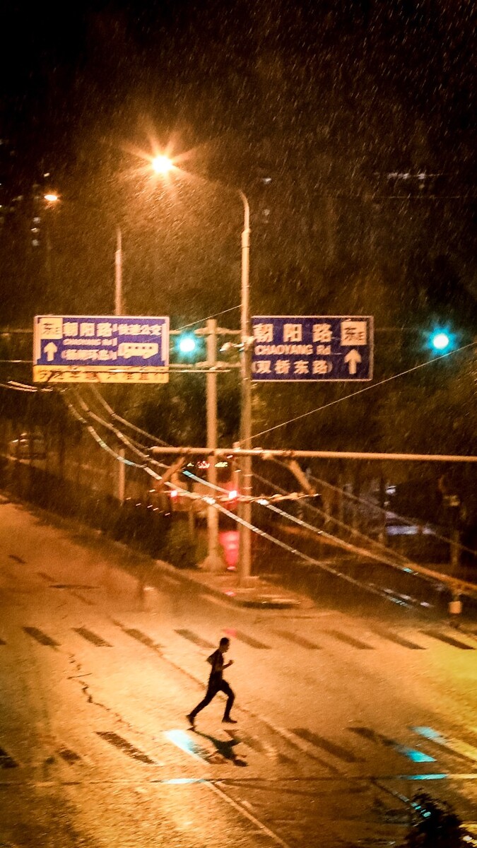 ?雨中闯红灯? 太危险了?遵守交通规则安全第一?