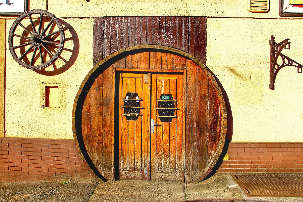 酒馆的门摄于布拉格