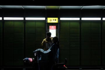 598943