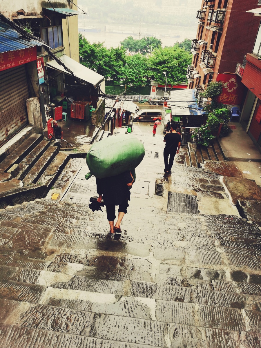 负重前行生活需要奋斗不管是刮风下雨