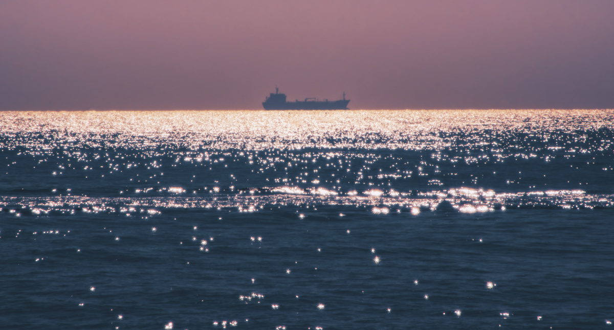 波光粼粼的海面