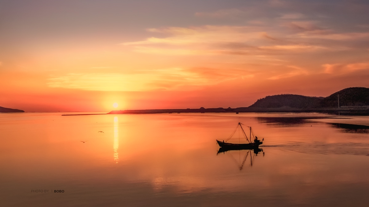 轻舟犁海静听涛