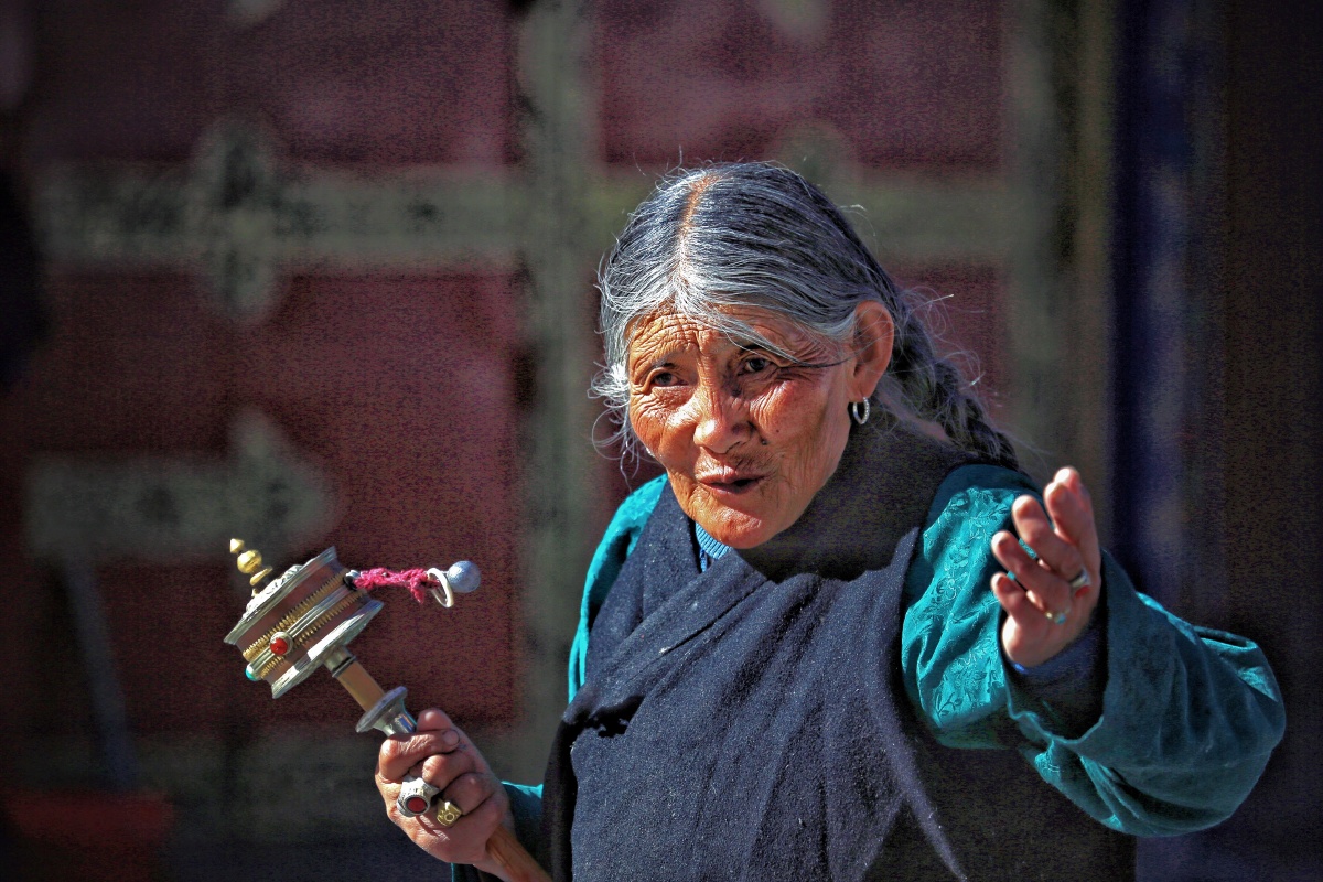 藏族大妈拍摄于拉萨八廓街