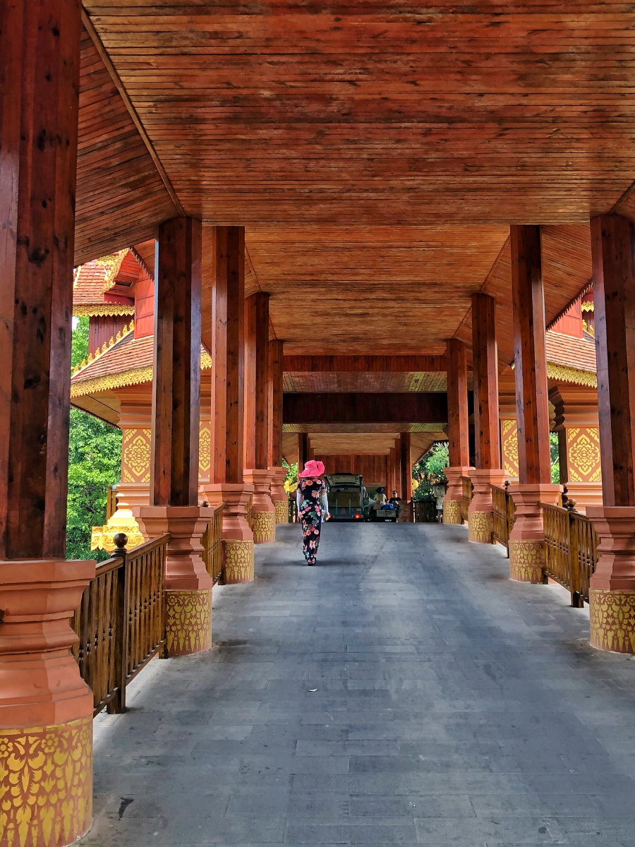 木质结构的回廊拍摄于西双版纳公园