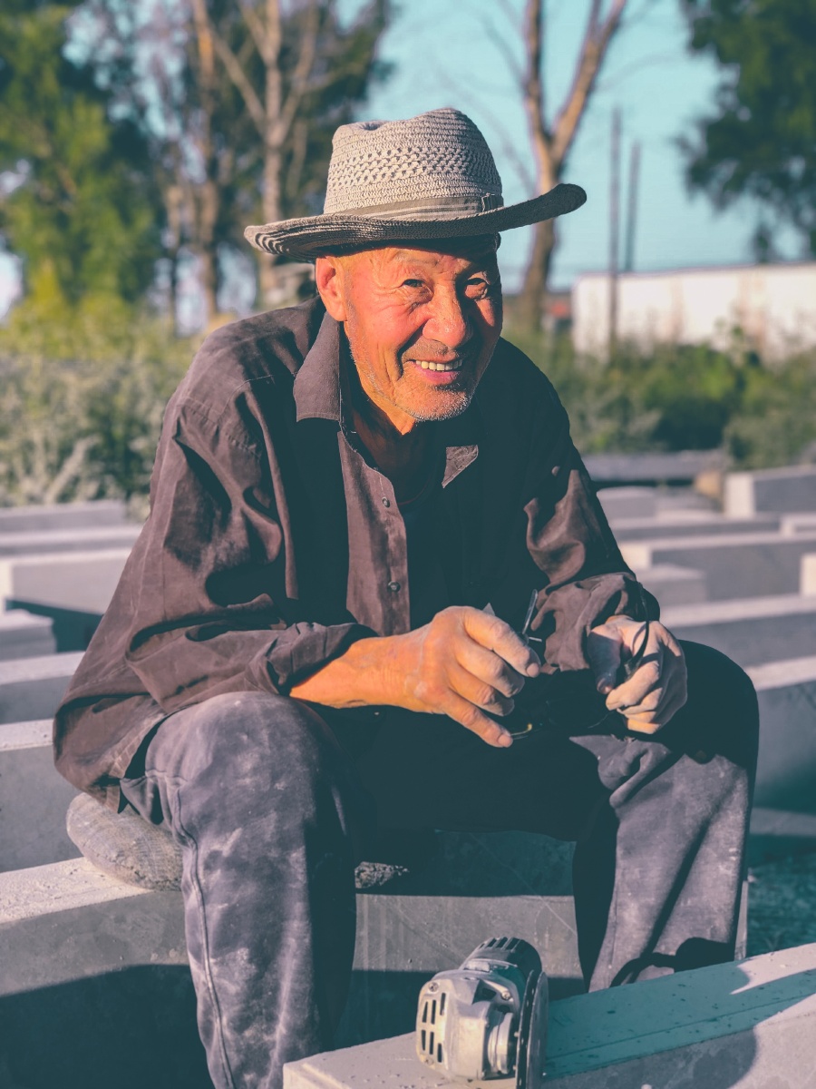 老石匠77岁的老石匠非常乐观开朗