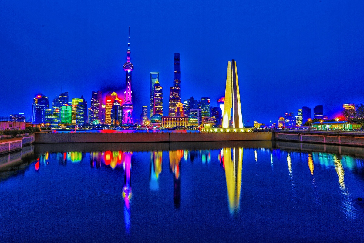 夜幕下的东方明珠拍摄于上海外滩