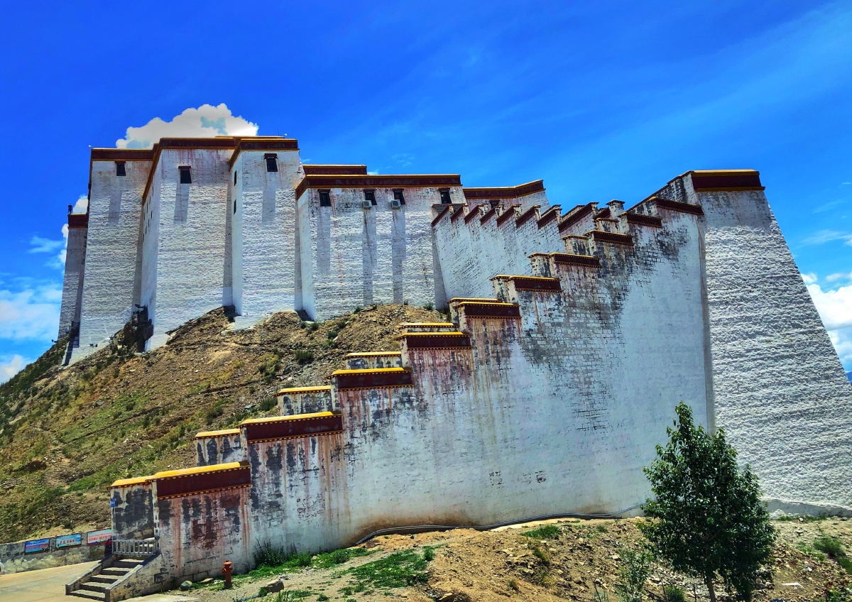 桑珠孜宗堡坐落在日喀则市有民间小布达拉宫之称