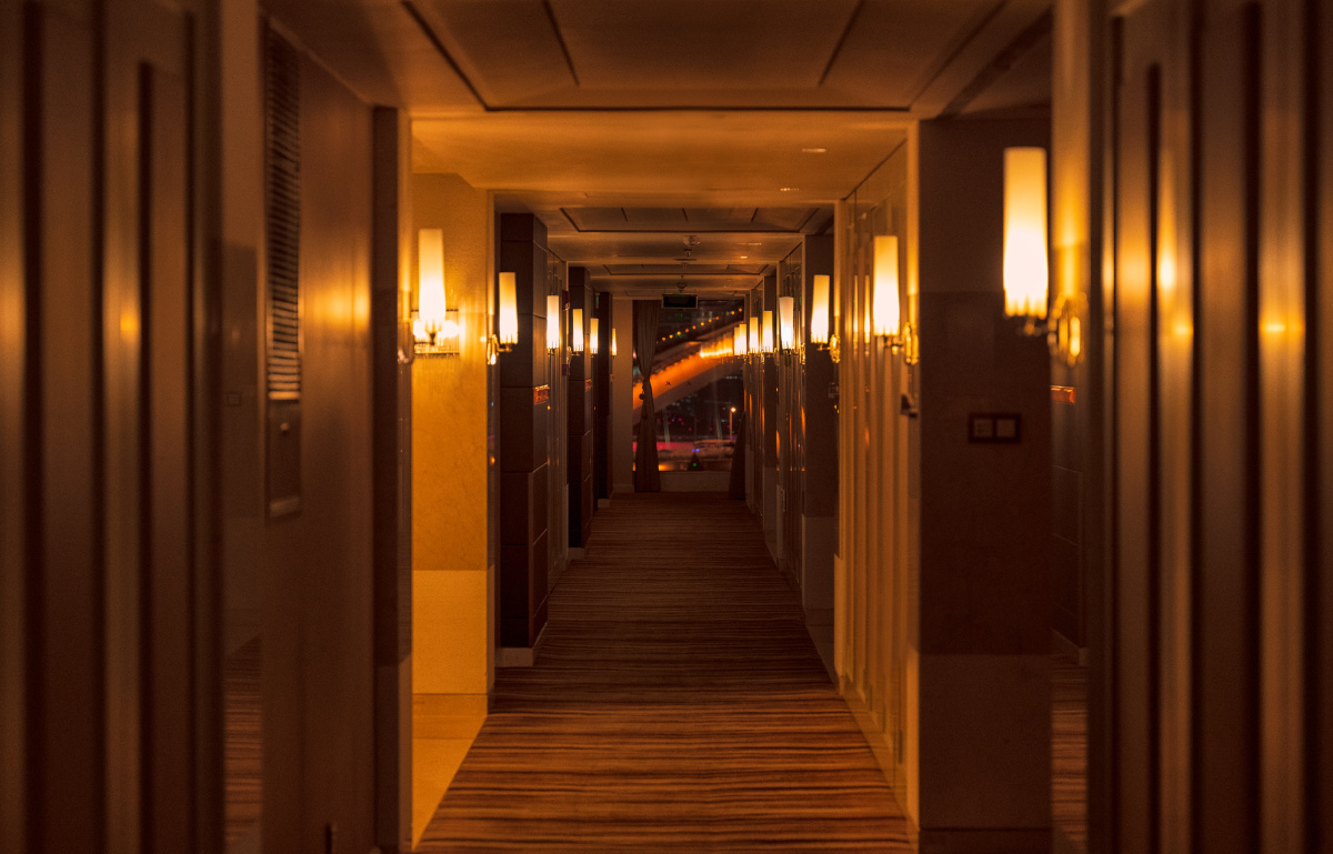 夜晚的亮灯走廊窗外是卢浦大桥