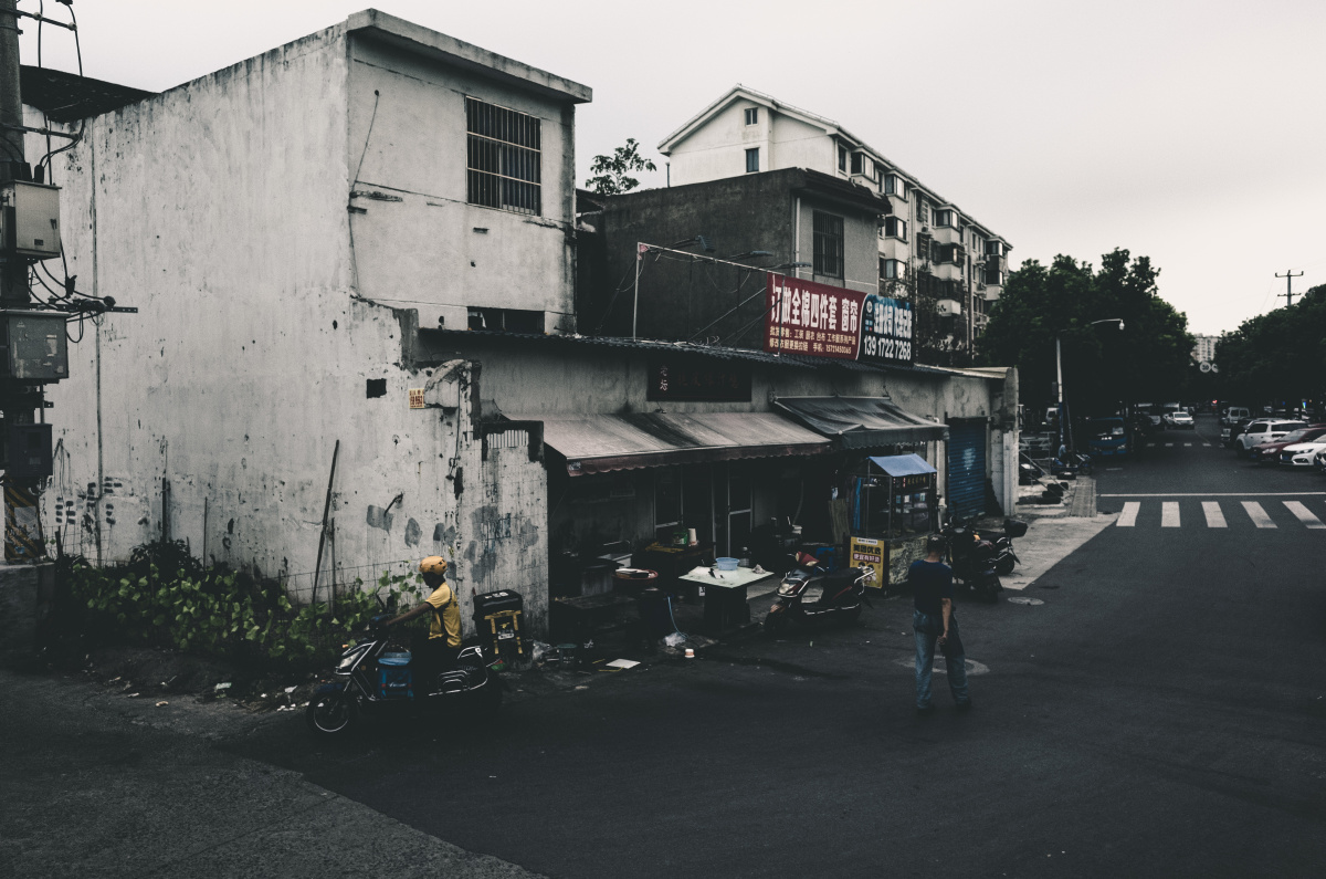 上海康新公路一段附近有点城中村的味道大量外来务工人员临时聚居与
